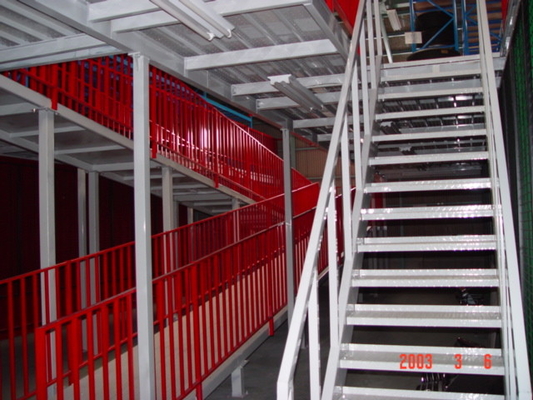 Sistema di scaffalature per soppalco con porta di sicurezza, terzo piano, per il progetto Toyota Car