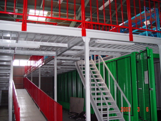 Sistema di scaffalature per soppalco con porta di sicurezza, terzo piano, per il progetto Toyota Car